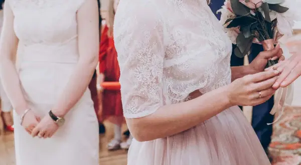 Jak się ubrać na ślub cywilny jako gość? Modne i eleganckie stylizacje dla kobiet