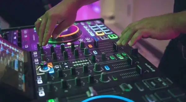 Ile kosztuje DJ na 50 urodziny? Ceny, które mogą cię zaskoczyć