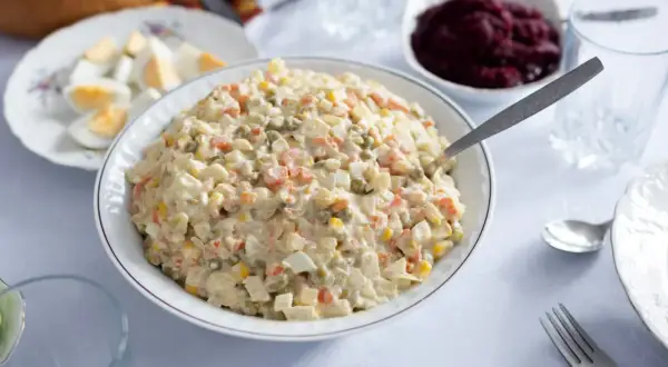 Jak gotować jarzyny na sałatkę, aby zachować ich chrupkość i smak