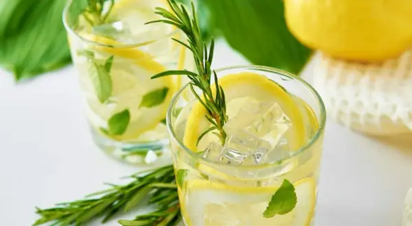 Proste drinki z cytrynówki, które zachwycą Twoich gości