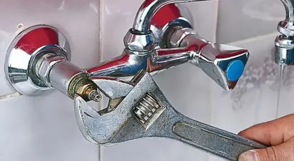 Jak samodzielnie wymienić uszczelki w kranie kuchennym: naprawa bez hydraulika