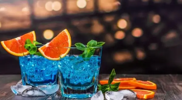 Najlepsze drinki z Bols Blue: wyjątkowe przepisy na kolorowe koktajle