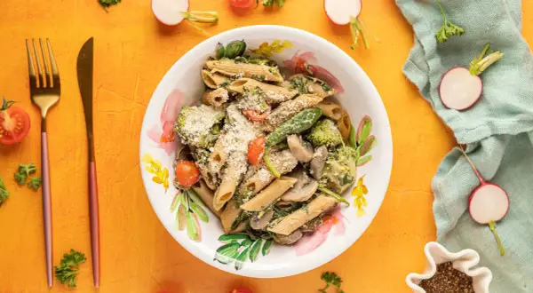 Szybki przepis na makaron penne z pieczarkami, który zachwyca smakiem