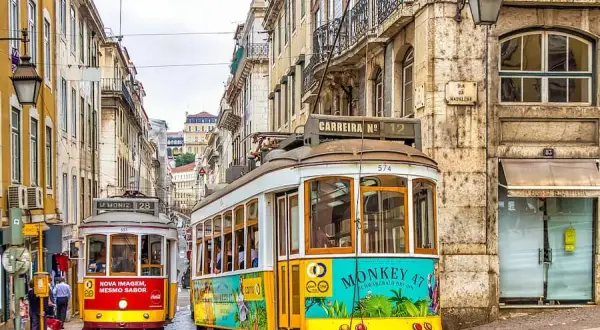 Ile trwa lot z Warszawy do Portugalii? Zaskakujące fakty o czasie podróży