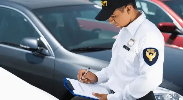 Ile kosztuje holowanie samochodu na parking policyjny? Sprawdź stawki i opłaty