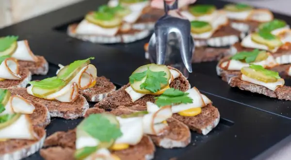 Ile kosztuje catering na 60 osób? Poznaj ceny i ukryte koszty