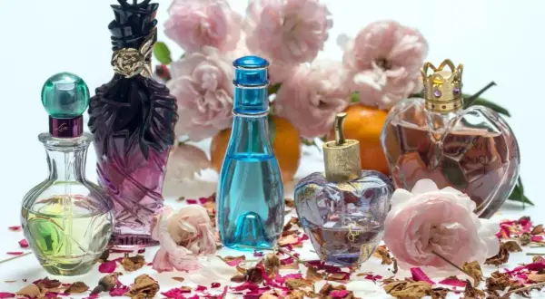 Jak wybrać perfumy damskie? 8 kluczowych porad dla kobiet