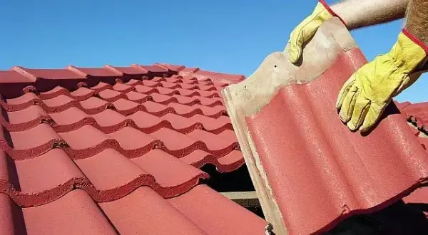 Jak uszczelnić pękniętą dachówkę: skuteczne metody naprawy i porady