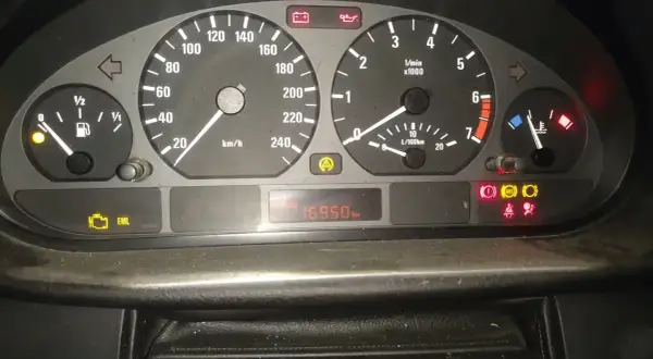 Kontrolki BMW E46 – co oznaczają i jak na nie reagować?