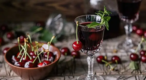 Jak się robi nalewkę z wiśni – prosty przepis na smaczną nalewkę
