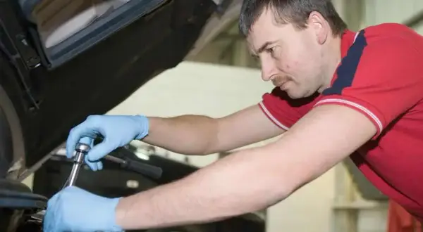 Jak wymontować rozrusznik Toyota Avensis T25 bez zbędnych problemów