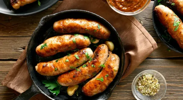 Ile kalorii ma kiełbasa z ogniska? Sprawdź, zanim zjesz!