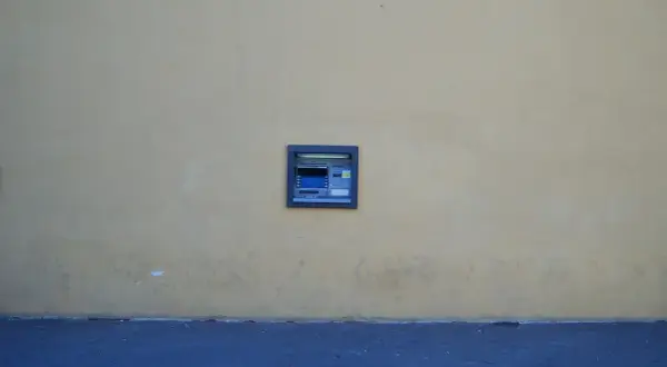 Jak wziąć debet w bankomacie - uniknij nieprzyjemnych opłat