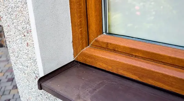 Czym uszczelnić połączenie okna z parapetem, aby uniknąć strat ciepła?