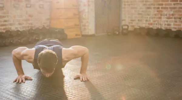 Jak ćwiczyć crossfit: skuteczne techniki dla początkujących i bezpieczne treningi