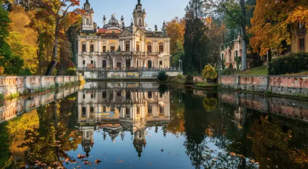 Radomierzyce Pałac: Historia i zwiedzanie pałacu w Radomierzycach