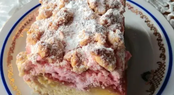 Pyszny przepis na ciasto ze śliwkami i kisielem, które zachwyci każdego