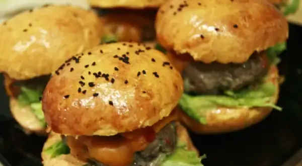 Gdzie kupić mini burgery? Sprawdź najlepsze miejsca i oferty