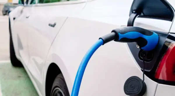 Ile kosztuje 100 km samochodem elektrycznym? Zaskakujące wydatki!