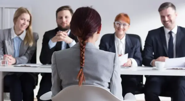 Jak zachowywać się na rozmowie o pracę, aby uniknąć błędów?