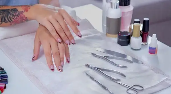Co jest potrzebne do manicure tytanowego? Kluczowe akcesoria i produkty.