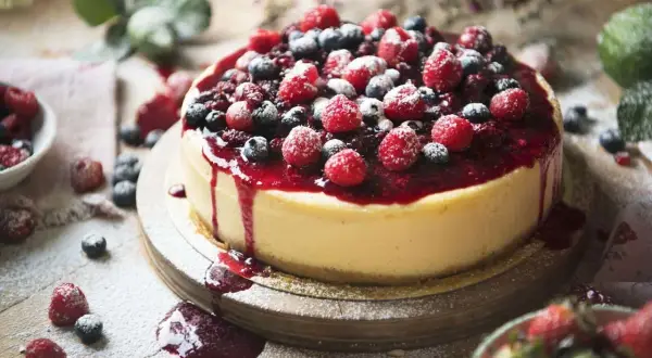 Ile piec sernik z 2 kg sera, aby był idealnie puszysty i smaczny?