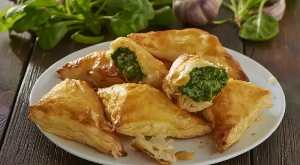 Szybki przepis na pierogi z ciasta francuskiego, które zachwycą smakiem