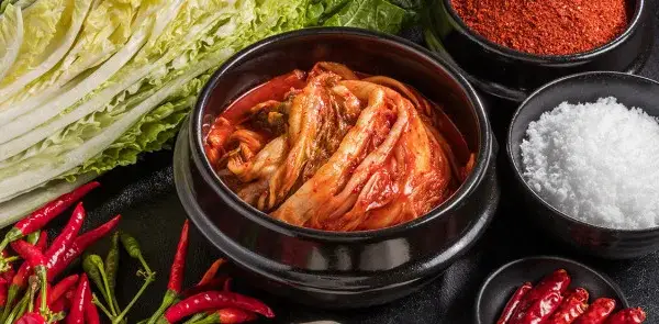 Kimchi jak smakuje - odkryj wyjątkowe smaki i aromaty tej potrawy