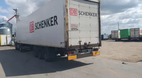 Koffer naczepa co to jest? Odkryj jej funkcje i zastosowanie w transporcie