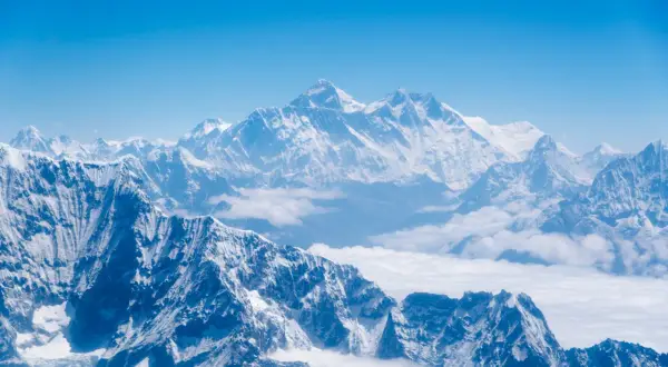 W jakim kraju znajduje się Mount Everest? Odkryj jego lokalizację!