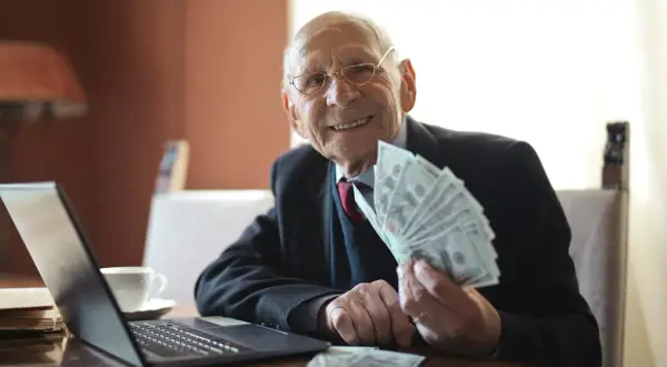 Kredyt dla emerytów 85+ - Oferty dostosowane do seniorów z wysokim wiekiem