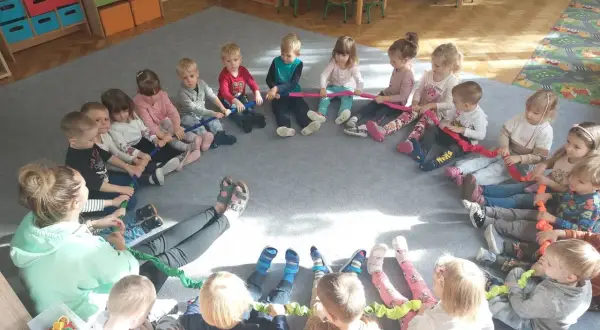 Jak zrobić guma sensoryczna – łatwy przepis na kreatywną zabawę
