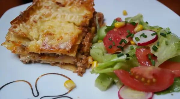 Jakie sałatki najlepiej pasują do lasagne? Smakowe połączenia, które zachwycą