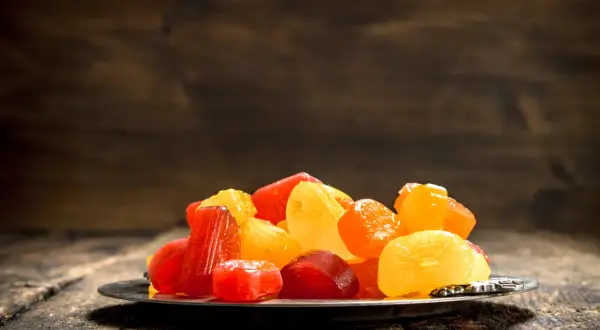 Jak powstają owoce kandyzowane? Naturalna słodycz zamknięta w każdym kęsie