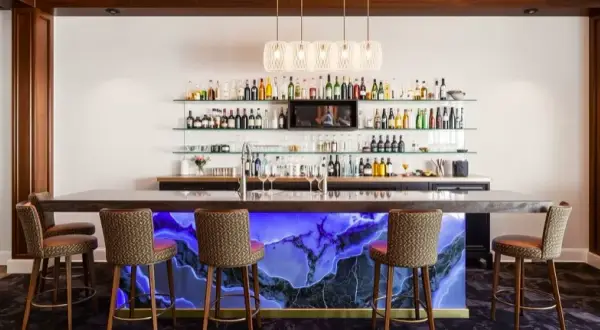 Zrób to sam: Stylowy bar z hydraulicznym stołem rodem z Las Vegas