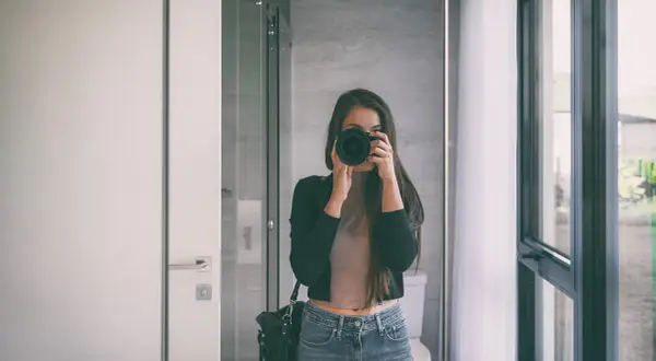 Jak zrobić ładne zdjęcie w lustrze: sekrety idealnych selfie