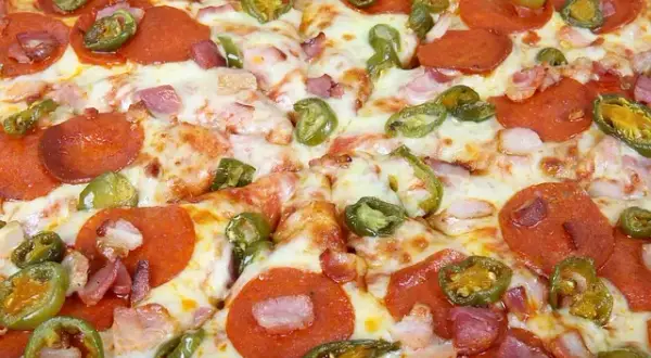 Ile waży pizza 32 cm? Zaskakujące różnice w wadze i składnikach