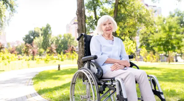 Dieta, ruch i rozmowa – trzy filary zdrowia w codziennej pracy opiekunki seniorów