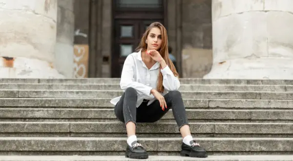 Jakie buty do szarych spodni damskich wybrać, aby zachwycić stylizacją?