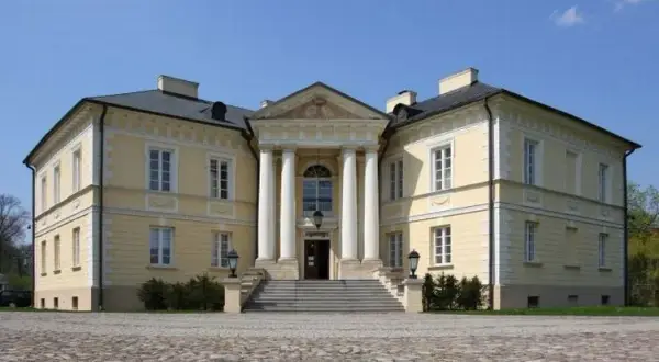 Pałac w Dobrzycy: największa atrakcja turystyczna regionu na weekend