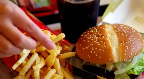 Ile kalorii ma burger drwala? Sprawdź, co naprawdę jesz