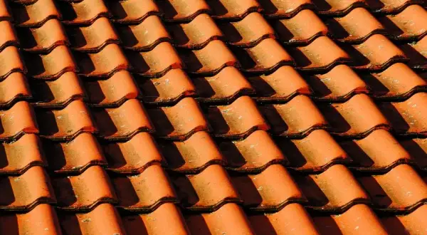 Ile waży dachówka cementowa? Sprawdź wymiary i porównanie z ceramicznymi