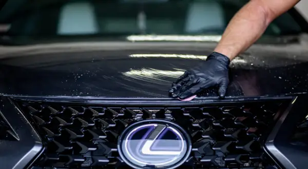 Co ile woskować auto, aby uniknąć zniszczenia lakieru?