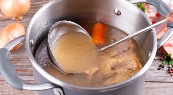 Jak ugotować wywar mięsny na zupę, który zachwyci smakiem