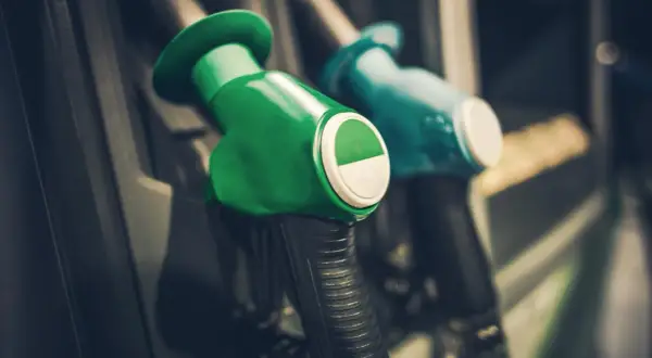 Benzyna czy diesel w starszych autach: co wybrać, by uniknąć kosztownych błędów?