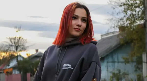Bluza damska z kapturem czy bez? Odkryj, który model najlepiej pasuje do Twojego stylu