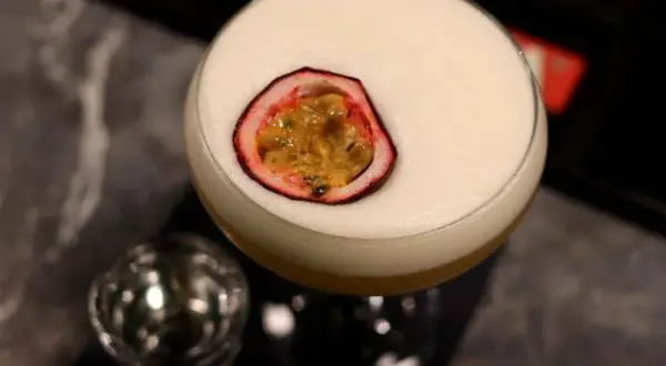 Najlepsze drinki z marakuja, które musisz spróbować na imprezie