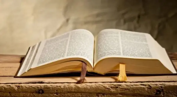 Czy Biblia to literatura? Odkryj jej literackie tajemnice i wpływ