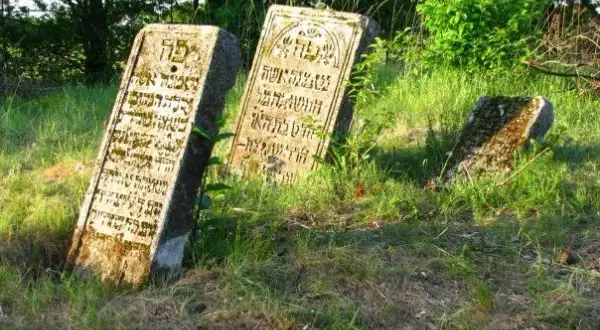 Co oznaczają kamienie na pomniku? Poznaj ich głęboką symbolikę