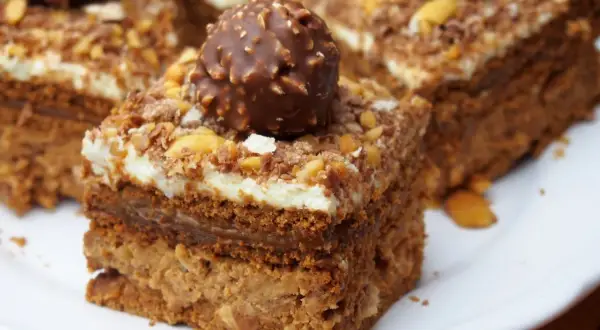 Pyszny przepis na ciasto Ferrero Rocher bez pieczenia, które zachwyca smakiem